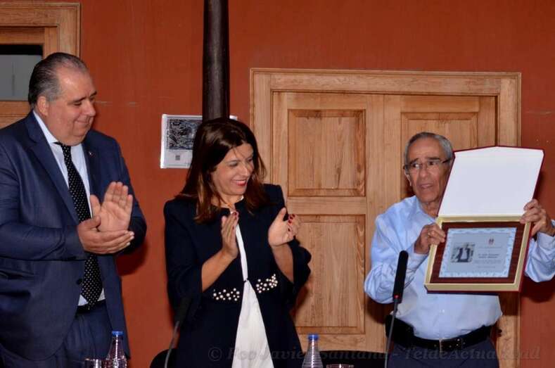 El pregón muestra la placa que le fue entregada por el Ayuntamiento de Telde (Foto Francisco Javier Santana)